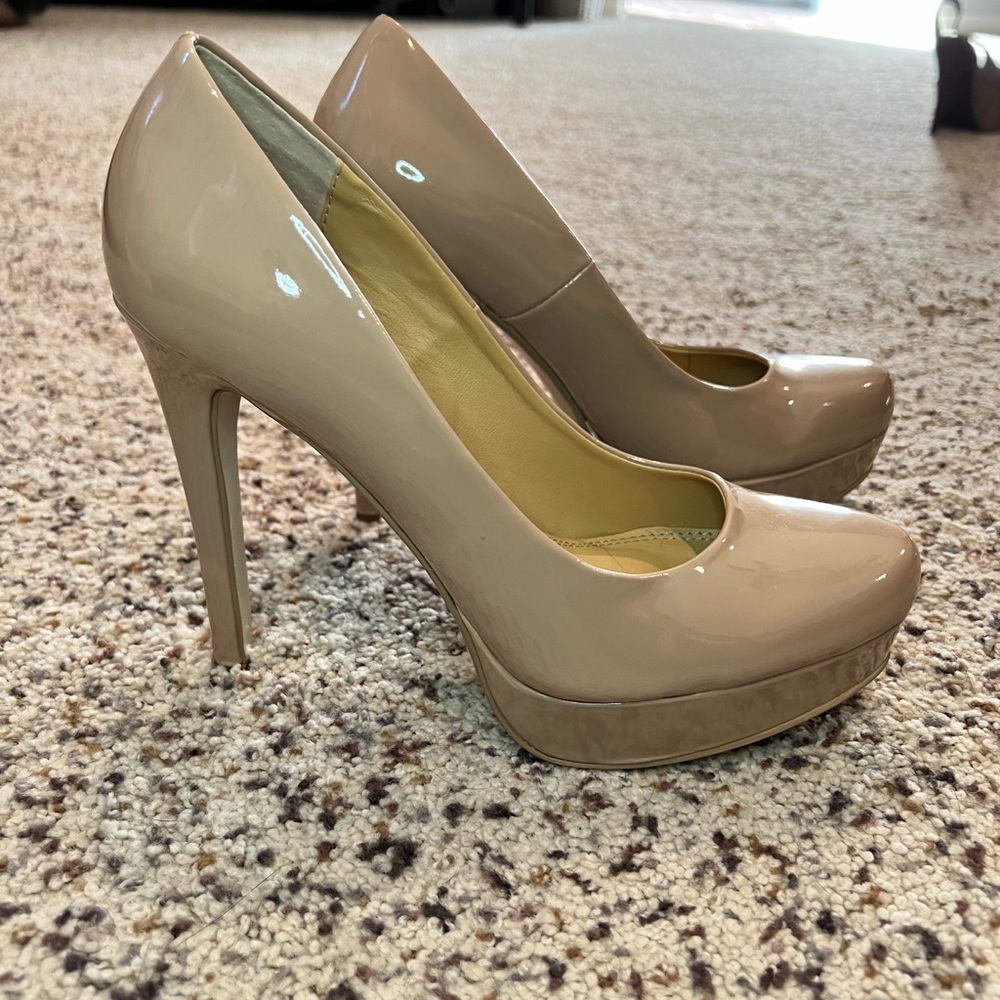 Chinese Laundry Women’s Wow Platform Leather Pump. Color Nude. Size 7.5M